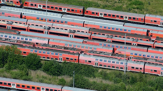 Züge auf Abstellgleisen bei Sassnitz-Mukran © dpa-Bildfunk Foto: Stefan Sauer