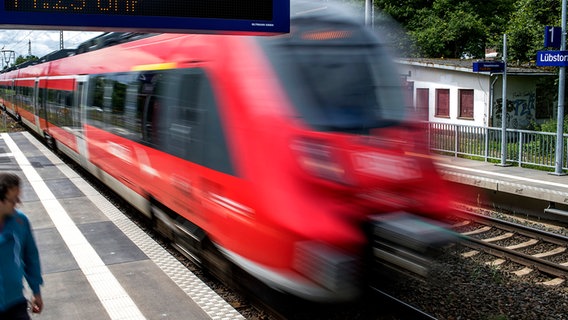Zug fährt durch Bahnhof Zug fährt durch Bahnhof © dpa - Bildfunk Foto: Jens Büttner