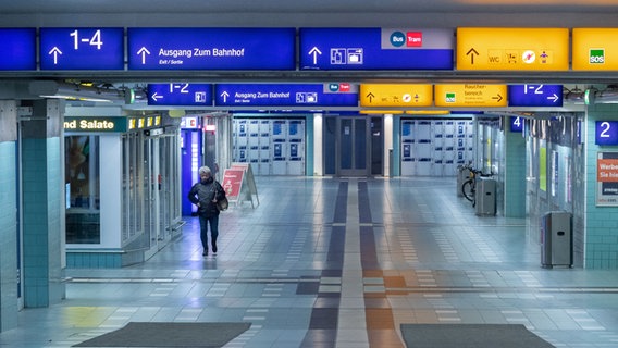 Fast menschenleerer Bahnhof am Dienstagmorgen in Schwerin © dpa - Bildfunk Foto: Jens Büttner