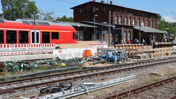 Ribnitz-Damgarten: Ein Zug steht im Bahnhof Ribnitz-Damgarten West © dpa Foto: Bernd Wüstneck