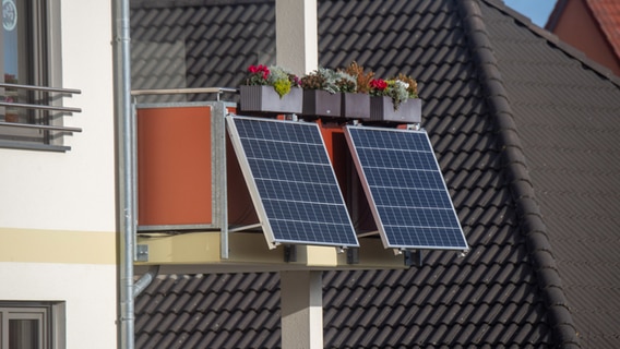 Solarmodule für ein sogenanntes Balkonkraftwerk hängen an einem Balkon in Stralsund. © dpa Foto: Stefan Sauer