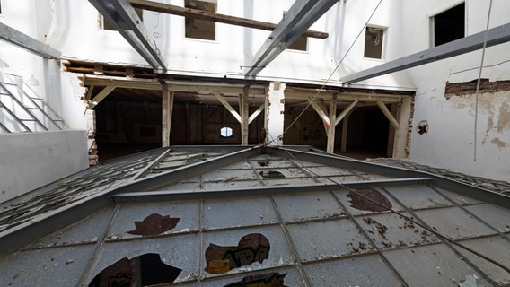 Innenaufnahmen der verfallenen Villa Baltic in Kühlungsborn. © NDR Foto: NDR