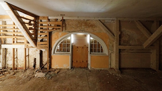 Innenaufnahmen der verfallenen Villa Baltic in Kühlungsborn. © NDR Foto: NDR