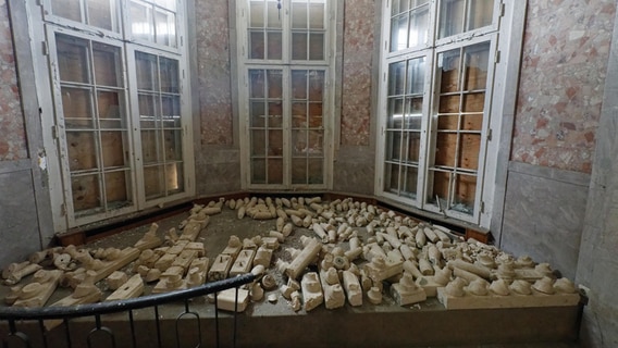 Innenaufnahmen der verfallenen Villa Baltic in Kühlungsborn. © NDR Foto: NDR