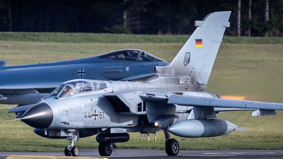 Laage: Ein Tornado-Kampfflugzeug steht während der Übung "Baltic Hunter 2023" auf der Landebahn des Taktischen Luftwaffengeschwaders 73 "Steinhoff" vor einem Eurofighter. © dpa Foto: Jens Büttner