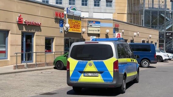 Polizeiauto vor einer Bankfiliale in Neubrandenburg © Felix Gadewolz Foto: Felix Gadewolz