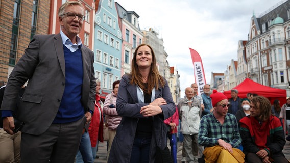 Die Spitzenkandidaten Dietmar Bartsch und Janine Wissler (beide Die Linke) stehen vor dem Start der Linken-Wahlkampfveranstaltungen auf dem Universitätsplatz in Rostock. © dpa-Bildfunk Foto: Danny Gohlke
