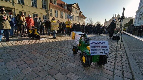 Protest von Landwirten vor der Staatskanzlei in Schwerin. © Christoph Woest Foto: Christoph Woest