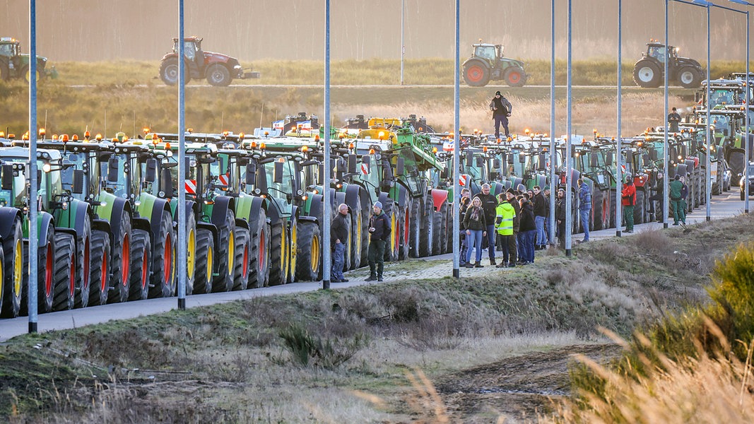 Geplante Trecker-Blockade: Gesperrte Autobahn-Abfahrten und schulfrei in MV