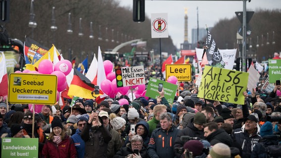 Bauern protestieren mit Schildern auf einer Straße in Berlin gegen die Regierung. © dpa Foto: Sebastian Christoph Gollnow