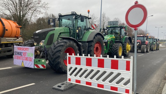 Traktoren stehen auf einer Straße und blockieren diese. Mit etwa ein Dutzend Fahrzeugen haben am Freitagmorgen Landwirte und Unternehmer den deutsch-polnischen Grenzübergang Linken im Landkreis Vorpommern-Greifswald blockiert. © dpa Foto: Christian Johner