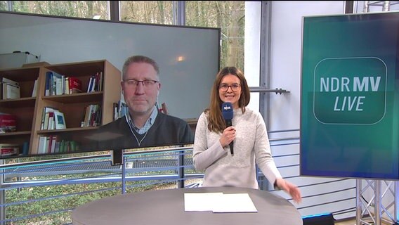 Agrarökonom Sebastian Lakner von der Universität Rostock bei NDR MV Live. © NDR Screenshots Foto: NDR Screenshots