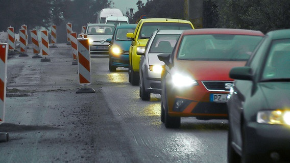 A line of cars drives past the construction site in Petersdorf.  © NDR Photo: NDR