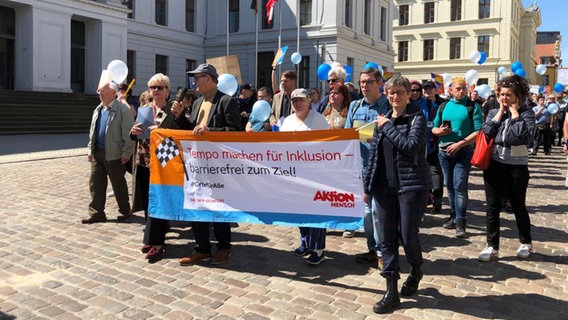 Ein Demonstrationszug zugunsten behinderter Menschen zieht am 5. Mai 2022 an der Schweriner Staatskanzlei vorbei. © NDR Foto: Emma Schilling