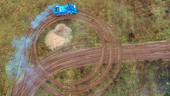 Mit einem Bergepanzer T55 aus russischer Produktion wird am Stadtrand durch ein Privatunternehmen für Waldbrand- und Katastropheneinsätze eine Natur-Ausgleichsflächen für die Ansiedlung von Reptilien vorbereitet. © Jens Büttner/dpa +++ dpa-Bildfunk +++ Foto: Jens Büttner/dpa +++ dpa-Bildfunk +++