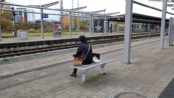 Eine Frau auf einem Bahnsteig am Rostocker Bahnhof © Bernd Wüstneck/dpa 