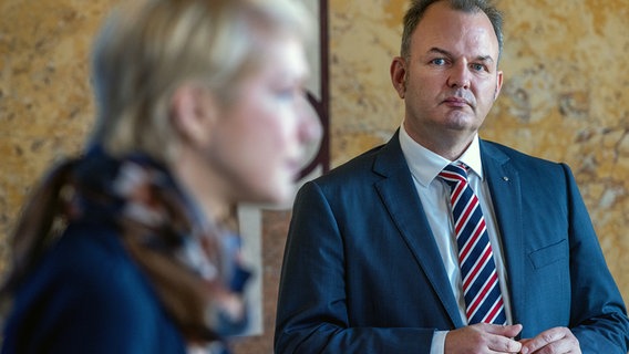 Markus Biercher, der neue Chef der Arbeitsagentur Nord, beobachtet Manuela Schwesig (SPD), die Ministerpräsidentin von Mecklenburg-Vorpommern, bei einer gemeinsamen Pressekonferenz in der Staatskanzlei. © Jens Büttner/dpa +++ dpa-Bildfunk +++ Foto: Jens Büttner/dpa +++ dpa-Bildfunk +++