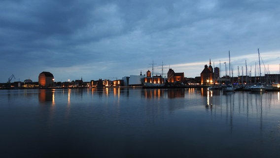 Stralsund bei Nacht: Lichter strahlen am Hafen © NDR Foto: Sabine Hanfland aus Stralsund