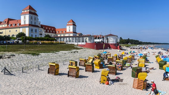 Sonnehungrige Touristen bevölkern den Strand vor dem Kurhaus des Ostseebades Binz auf der Insel Rügen. © picture alliance/ dpa-Zentralbild Foto: Stefan Sauer