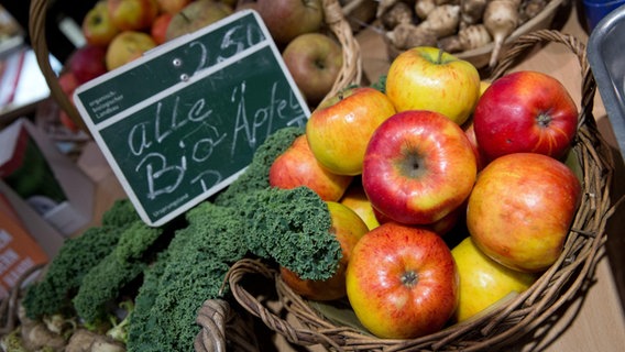 Bio-Äpfel mit Preisschild in einem Korb. © DPA Bildfunk 