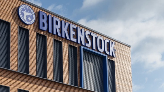 Der Schriftzug "Birkenstock" auf dem Fabrikgebäude des Schuh-Herstellers in Pasewalk. © Birkenstock Foto: Christian Meister