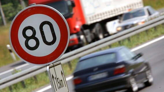 Ein Verkehrsschild für Tempo 80 steht auf der Ostseeautobahn A 20 bei Schönberg. © picture-alliance Foto: Jens Büttner