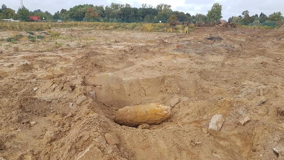 Eine ausgegrabene Bombe liegt in einer Senke aus Erde. © NDR Foto: Thomas Köhler