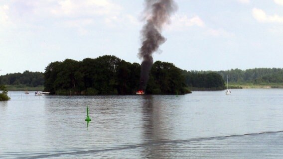 Brennendes Boot auf der Kleinen Müritz © NDR Foto: Screenshot