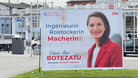Carmen-Alina Botezatu, OB-Kandidatin der SPD Rostock lächelt von einem Wahlplakat in die Kamera © NDR.de Foto: Marian Thürmer/NDR.de