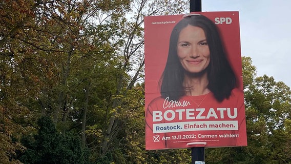 Carmen-Alina Botezatu, OB-Kandidatin der SPD Rostock lächelt von einem Wahlplakat in die Kamera © NDR.de Foto: Marian Thürmer/NDR.de