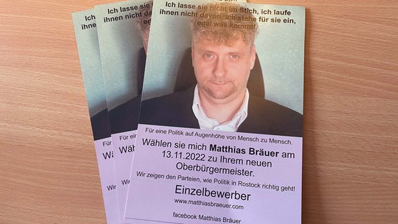 Auf einem Tisch liegen drei Wahlflyer des OB-Kandidaten Matthias Bräuer. © NDR.de Foto: NDR.de