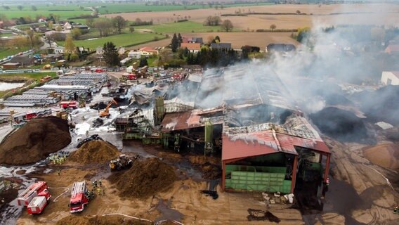 Luftaufnahme der Löscharbeiten beim Brand in einer Torffabrik © dpa-Bildfunk Foto: Daniel Bockwoldt