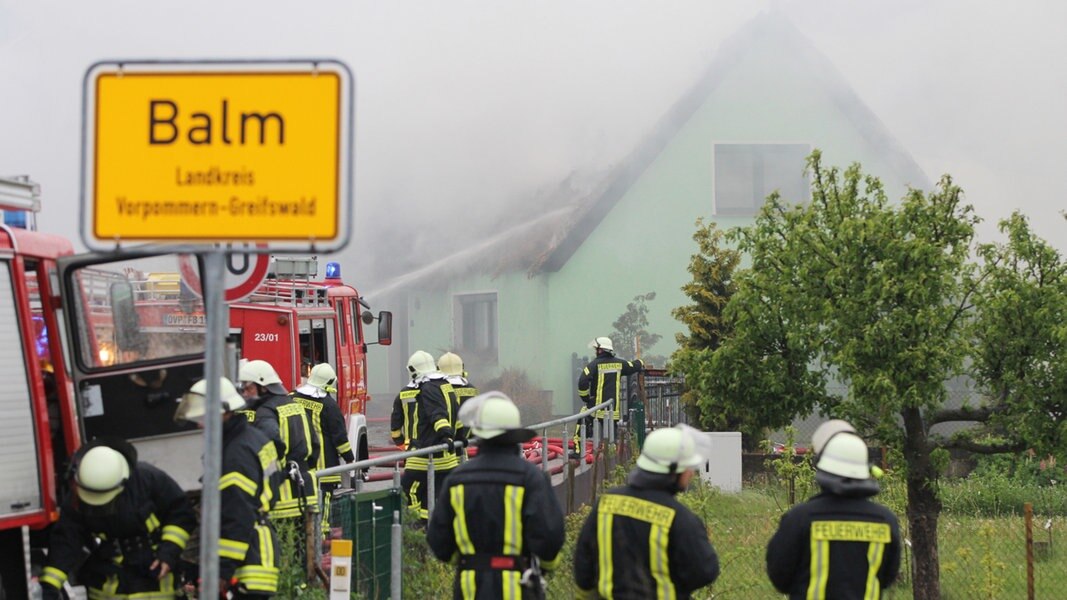Blitzschläge setzen Reetdachhäuser in MV in Brand