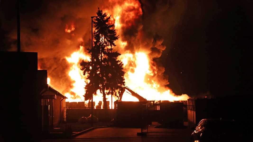 Großbrand bei Abfallentsorger in Ludwigslust unter Kontrolle