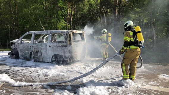 Ein PKW auf der A19 ist von den Löscharbeiten der Feuerwehr komplett in Schaum gehüllt. © NDR Foto: Stefan Tretropp