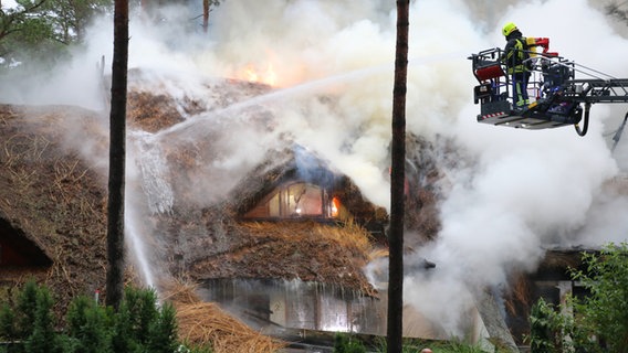 Feuerwehr löscht ein brennendes Reetdachhaus. © NDR Foto: Tilo Wallrodt