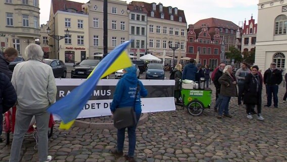 Mahnwache auf dem Wismarer Marktplatz aus Solidarität mit ukrainischen Flüchtlingen © NDR Foto: NDR