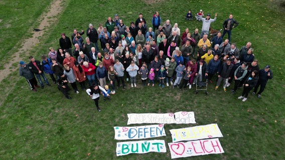 Einwohner von Groß Strömkendorf versammeln sich zu einer Demonstration gegen ihrer Meinung nach falsche Medienberichterstattung. © NDR Foto: NDR