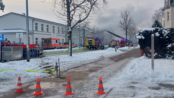 In der Wolgaster Straße in Greifswald brennt ein Mehrfamilienhaus. © NDR Foto: Kerstin Hussel