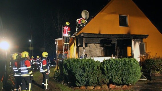 Feuerwehrleute löschen einen Brand in einem Haus in Bolz © Michael-Günther Bölsche Foto: Michael-Günther Bölsche