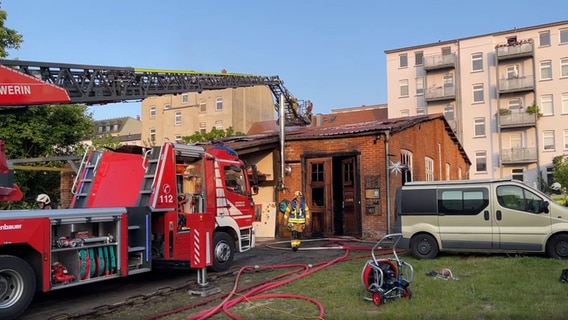 Feuerwehrleute löschen einen Brand in einer Holzwerkstatt in Schwerin. © NDR Screenshots Foto: Fabian Weißhaupt