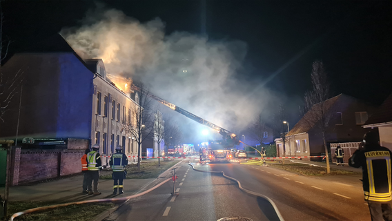 Die Feuerwehr ist dabei den Brand eines Mehrfamilienhauses zu löschen. © Ralf Drefin Prislicher Foto: Ralf Drefin Prislicher