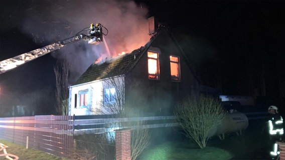 Die Feuerwehr ist dabei ein Einfamilienhaus zu löschen © Amtswehrführer Steven Böbel Foto: Amtswehrführer Steven Böbel