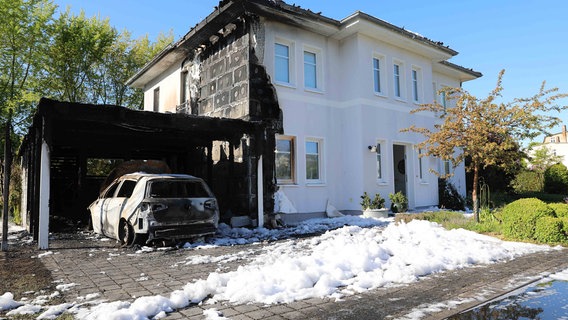 Ein Carport-Brand griff auf die Hausfassade und den Dachstuhl über © Stefan Tretropp Foto: Stefan Tretropp