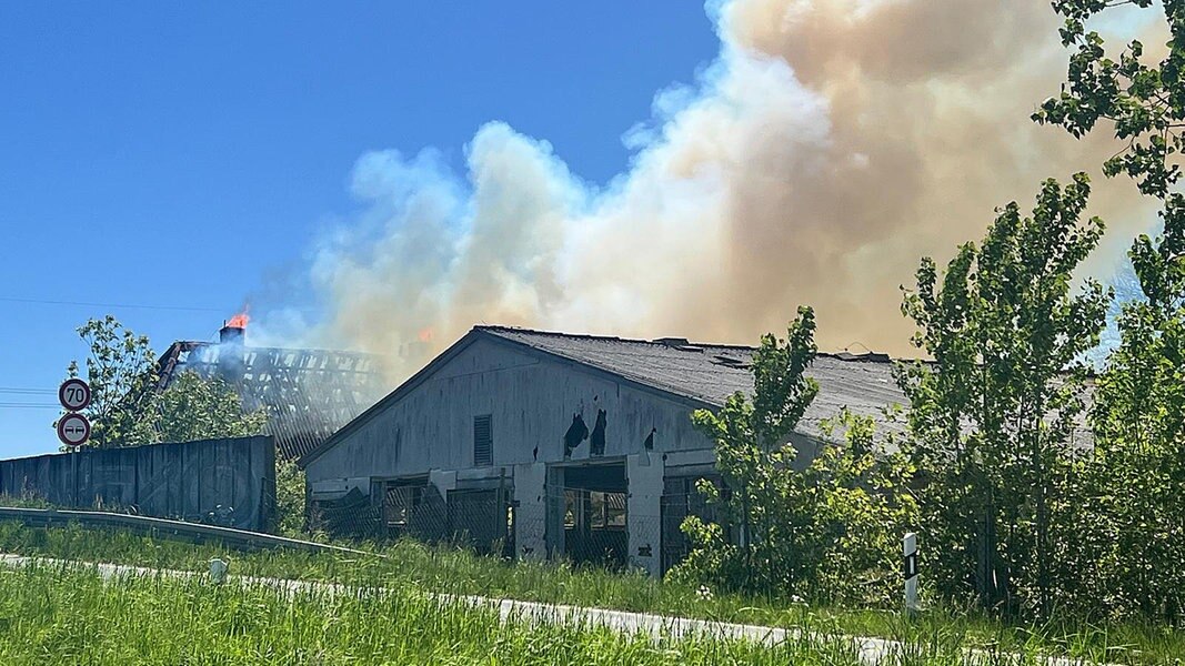 Kavelstorf Brand eines leerstehenden Gebäudes giftige AsbestWolke NDR.de Nachrichten