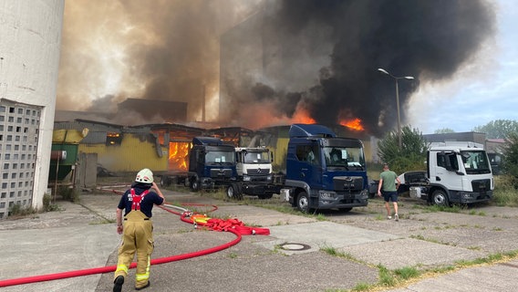 Eine Lagerhalle in Schwerin-Wüstmark steht in Brand. © NDR 