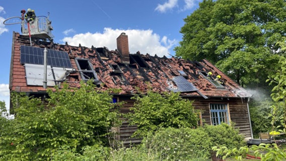 Feuerwehreinsatz bei Brand eines Ferienhauses in Dobbin-Linstow © Polizeipräsidium Rostock 
