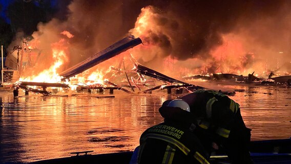 Bei einem Feuer sind am Donnerstagmorgen 50 Bootsschuppen in einer Anlage in Neubrandenburg abgebrannt. © NDR Foto: Felix Gadewolz