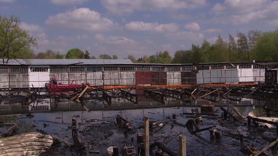 Bei einem Feuer sind 50 Bootsschuppen in einer Anlage in Neubrandenburg abgebrannt. © NDR 