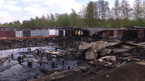 Bei einem Feuer sind mehr als 50 Bootsschuppen in einer Anlage in Neubrandenburg abgebrannt. © NDR 